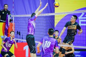 2006 第一届 WBC：日本队在决赛中击败古巴，捧起首届世界棒球经典赛冠军奖杯